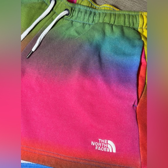 The North Face Women's Rainbow W AOP Short (All Over Print). Size S/P - Picture 2 of 4